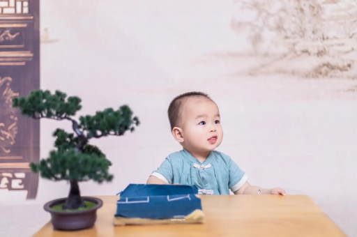 安阳怀孕肚子中间凹两边凸